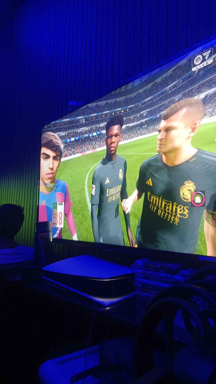 Cliente jogando EA FC na TV